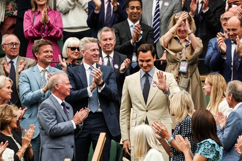 Roger Federer được nhận vinh dự đặc biệt tại Wimbledon - Ảnh 4. Anh vinh dự được bố trí chỗ ngồi ở khu vực Hoàng gia. Khi tiến ra khán đài, Roger Federer nhận được tràng vỗ tay vinh danh từ các khán giả - Ảnh: GETTY