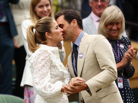 Roger Federer được nhận vinh dự đặc biệt tại Wimbledon - Ảnh 6. Vợ chồng Roger Federer trao cho nhau nụ hôn trên khán đài - Ảnh: REUTERS