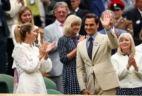 Roger Federer được nhận vinh dự đặc biệt tại Wimbledon - Ảnh 5. Vợ của Roger Federer là Mirka có mặt sẵn ở khu vực Hoàng gia để đón chồng - Ảnh: REUTERS