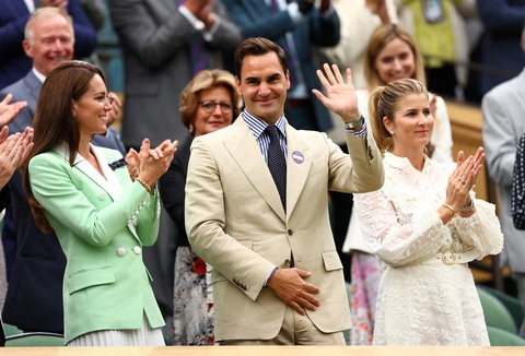 Roger Federer được nhận vinh dự đặc biệt tại Wimbledon - Ảnh 8. Roger Federer được bố trí ngồi kế bên Công nương Kate Middleton. Anh liên tục vẫy tay chào khán giả khi nhận được những tràng vỗ tay từ họ - Ảnh: REUTERS