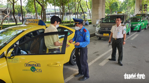 Yêu cầu doanh nghiệp taxi cam kết không để tài xế gian lận cước - Ảnh 1. Thanh tra Sở Giao thông vận tải TP.HCM kiểm tra đột xuất các hãng taxi tại sân bay Tân Sơn Nhất - Ảnh: MINH HÒA