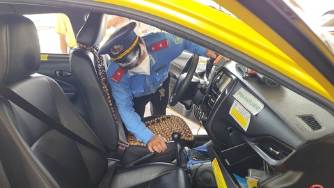 Thanh tra giao thông kiểm tra taxi khu vực sân bay Tân Sơn Nhất - Ảnh 1. Lực lượng Thanh tra giao thông kiểm tra taxi trong ga quốc tế sân bay Tân Sơn Nhất - Ảnh: MINH HÒA