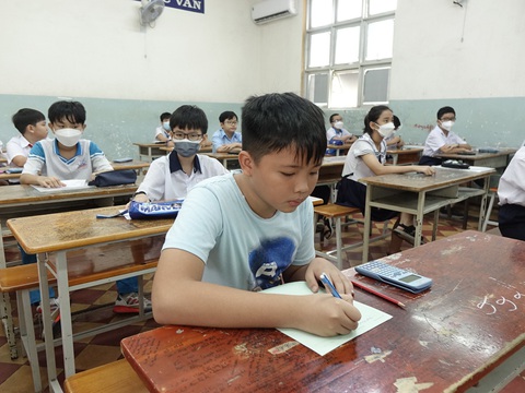 Thi vào lớp 6 ở TP.HCM: thí sinh phản ánh loa rè khi thi nghe Tiếng Anh - Ảnh 1. Thí sinh thi vào lớp 6 tại TP.HCM ngày 4-7 - Ảnh: NHƯ HÙNG