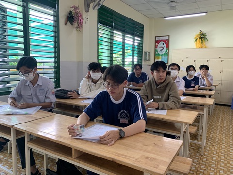 Vụ đề thi tốt nghiệp THPT: Thí sinh lựa chọn 1 trong 2 phương án đều có điểm - Ảnh 1. Thí sinh dự thi tốt nghiệp THPT 2023 tại TP.HCM - Ảnh: TRẦN HUỲNH