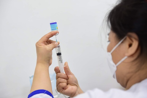 Nhớ thời 'oai' nhất là khoe được ưu ái tiêm vắc xin - Ảnh 1. Chuẩn bị vắc xin tiêm chủng - Ảnh minh họa