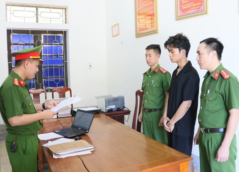 Khởi tố nam thanh niên tông CSGT khi bị yêu cầu dừng xe máy kiểm tra - Ảnh 1. Võ Quốc Tuấn (áo đen) tại cơ quan công an - Ảnh: CACC
