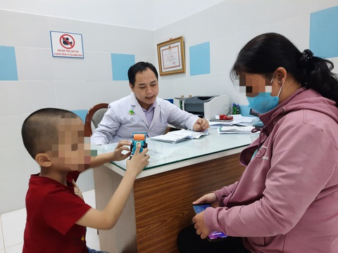 Coi tivi, điện thoại quá sớm có thể làm trì hoãn phát triển ngôn ngữ của trẻ - Ảnh 1. Trẻ xem tivi, tiếp xúc điện thoại sớm có thể dẫn đến nhiều tác hại - Ảnh: THU HIẾN