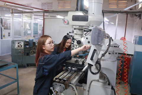 Trường đại học Công Thương TP.HCM tăng mạnh chỉ tiêu tuyển sinh - Ảnh 1. Sinh viên ngành cơ khí chế tạo máy Trường đại học Công Thương TP.HCM đang thực tập tại xưởng máy của trường - Ảnh: VĂN VŨ
