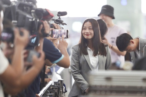 Các nữ tuyển thủ nói gì trước khi lên đường dự World Cup? - Ảnh 1. Hoàng Thị Loan tạo dáng chụp ảnh tại sân bay Nội Bài trước khi lên đường dự World Cup - Ảnh: LÊ ĐỨC