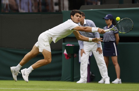 Andy Murray, Carlos Alcaraz dễ dàng đi tiếp ở Wimbledon - Ảnh 1. Carlos Alcaraz có chiến thắng dễ dàng ngày ra quân Wimbledon - Ảnh: REUTERS