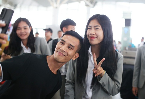 Thanh Nhã, Huỳnh Như mặc vest lịch lãm, lên đường dự World Cup - Ảnh 7. Cô được rất nhiều CĐV xin chụp ảnh chung - Ảnh: ĐỨC KHUÊ
