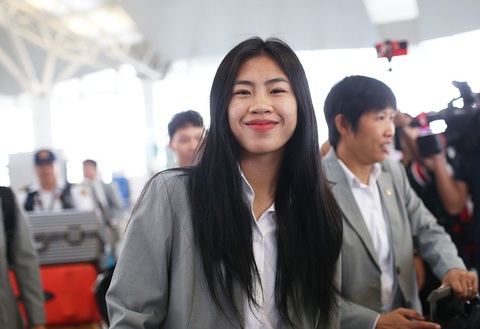 Thanh Nhã, Huỳnh Như mặc vest lịch lãm, lên đường dự World Cup - Ảnh 6. Thanh Nhã nở nụ cười rất tươi trước khi lên đường - Ảnh: ĐỨC KHUÊ