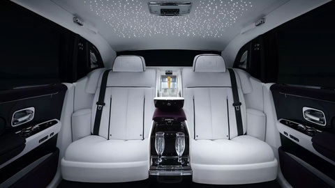 Tài xế Rolls-Royce không chỉ chăm sóc những người ngồi trong xe, mà cả những ly rượu của họ - Ảnh: Rolls-Royce