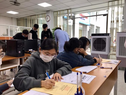 Trường đại học cảnh báo lừa đảo trên mạng với tân sinh viên - Ảnh 1. Thí sinh nộp hồ sơ đăng ký xét tuyển sớm tại Trường đại học Công nghiệp TP.HCM. Trên mạng xã hội hiện đang có rất nhiều hội nhóm "tân sinh viên 2023" tự phát của trường này - Ảnh: T.H.