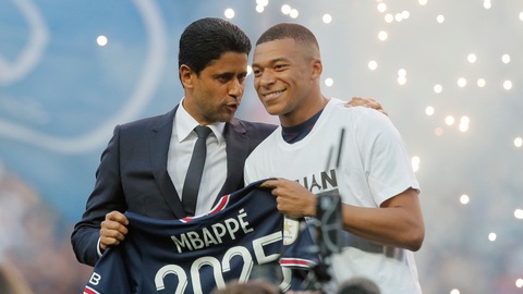 Chủ tịch PSG dọa đuổi Mbappe trong 2 tuần tới - Ảnh 1. Chủ tịch Al-Khelaifi vốn có quan hệ thân thiết với Mbappe - Ảnh: REUTERS