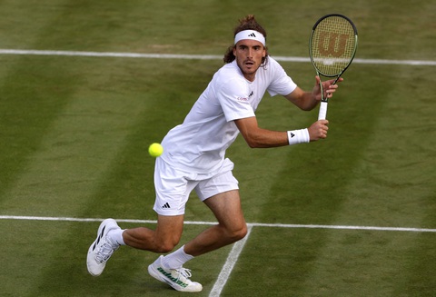 Tsitsipas suýt thua trước Dominic Thiem ở vòng 1 Wimbledon - Ảnh 1. Tsitsipas thắng nhọc nhằn Thiem - Ảnh: REUTERS