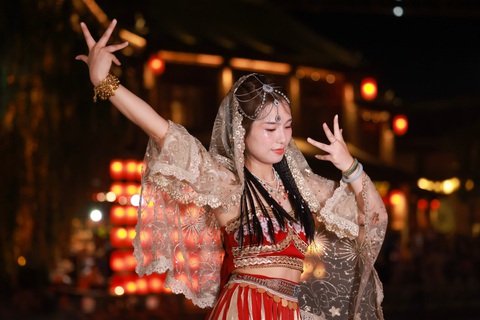 Khám phá Hà Nam, "xuyên không" vào các bộ phim cổ trang nổi tiếng của Trung Quốc - Ảnh 15. Nghệ sĩ biểu diễn nghệ thuật trong trang phục cổ trang tại chợ đêm