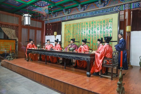 Khám phá Hà Nam, "xuyên không" vào các bộ phim cổ trang nổi tiếng của Trung Quốc - Ảnh 12. Tái hiện cảnh các vị quan gặp gỡ nhau tại gian nhà tiếp khách của Bao Công