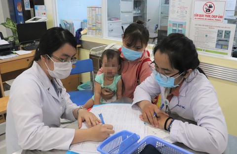 Một bệnh nhi mắc tay chân miệng được chỉ định nhập viện trong đêm tại Bệnh viện Nhi đồng 1 (TP.HCM) - Ảnh: XUÂN MAI Một bệnh nhi mắc tay chân miệng được chỉ định nhập viện trong đêm tại Bệnh viện Nhi đồng 1 (TP.HCM) - Ảnh: XUÂN MAI