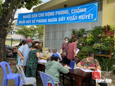 TP.HCM: Sốt xuất huyết, tay chân miệng tăng kéo dài nếu dự phòng không tốt - Ảnh 1. Điểm sinh hoạt văn hóa khu phố 6, phường 25, quận Bình Thạnh (TP.HCM) treo băng rôn tuyên truyền người dân chủ động phòng, chống sốt xuất huyết - Ảnh: X.MAI