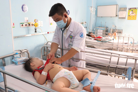 TP.HCM: Sốt xuất huyết, tay chân miệng tăng kéo dài nếu dự phòng không tốt - Ảnh 3. Trẻ mắc bệnh tay chân miệng độ nặng từng điều trị tại Bệnh viện Nhi đồng 1 (TP.HCM) - Ảnh: X.MAI