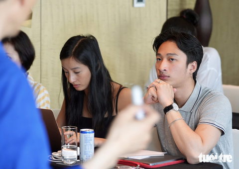 Trần Cao Phi, con trai đạo diễn Trần Anh Hùng, chăm chú theo dõi buổi học. Tại Liên hoan phim Cannes vừa qua, Cao Phi cũng cùng gia đình tham dự. Anh cũng là một diễn viên trong bộ phim The Pot Au Feu của cha - Ảnh: HỮU HẠNH Trần Cao Phi, con trai đạo diễn Trần Anh Hùng, ngồi cạnh em gái Lãng Khê và chăm chú theo dõi buổi học. Tại Liên hoan phim Cannes vừa qua, Cao Phi cũng cùng gia đình tham dự. Anh cũng là một diễn viên trong bộ phim The Pot au Feu của cha - Ảnh: HỮU HẠNH
