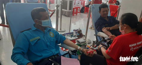 Háo hức tham gia hiến máu tại ngày hội "Sắc đỏ Tây Đô" - Ảnh 1. Chú bảo vệ tranh thủ giờ nghỉ tham gia hiến máu tại ngày hội "Sắc đỏ Tây Đô" - Ảnh: T.LŨY