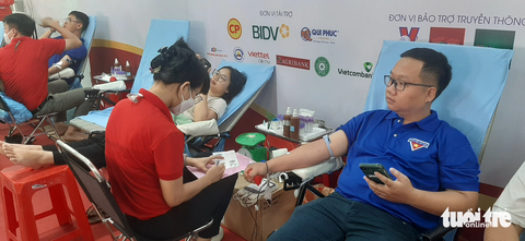 Háo hức tham gia hiến máu tại ngày hội "Sắc đỏ Tây Đô" - Ảnh 2. Lực lượng đoàn viên thanh niên Cần Thơ tham gia hiến máu tình nguyện tại ngày hội "Sắc đỏ Tây Đô" - Ảnh: T.LŨY