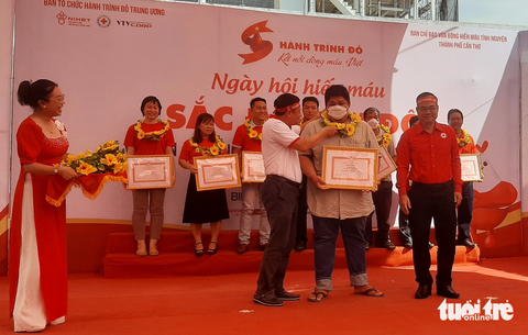 Háo hức tham gia hiến máu tại ngày hội "Sắc đỏ Tây Đô" - Ảnh 3. Tôn vinh những hộ gia đình, cá nhân tham gia hiến máu tình nguyện nhiều lần, tại ngày hội "Sắc đỏ Tây Đô" - Ảnh: T.LŨY