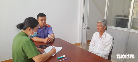 Bắt người đàn ông nhiều lần xâm hại tình dục con gái ruột - Ảnh 1. Dương Triệu Hiếu tại cơ quan công an - Ảnh: TUẤN NGUYỄN
