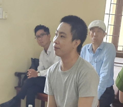 Phạt người bán hơn 4.000 chiếc 'Nón Sơn' giả 1 năm 6 tháng cải tạo không giam giữ - Ảnh 1. Bị cáo Ninh Thiên Thạch - Ảnh: S.M.