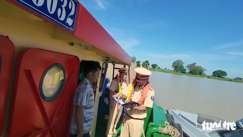 Bắt 3 sà lan sử dụng hóa đơn cát không hợp pháp - Ảnh 1. Lực lượng cảnh sát đường thủy kiểm tra các sà lan chở cát đã phát hiện nhiều vi phạm - Ảnh: TIẾN VĂN