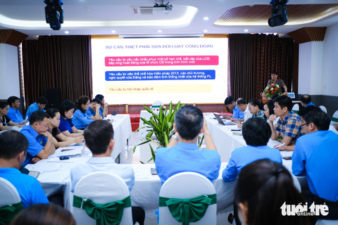 Miễn giảm phí công đoàn cho doanh nghiệp khó khăn - Ảnh 1. Đại diện công đoàn các tỉnh miền Trung - Tây Nguyên tham gia hội thảo lấy ý kiến Luật Công đoàn sửa đổi ngày 6-7 - Ảnh: TẤN LỰC