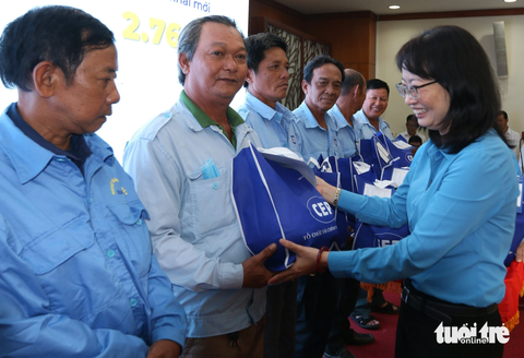 Để phòng, chống 'tín dụng đen', CEP mở gói vay 50.060 tỉ đồng cho công nhân - Ảnh 1. CEP đã phát vay gần 230 triệu đồng cho Nghiệp đoàn Xe máy, trao hỗ trợ và học bổng cho con công nhân lao động của TP.HCM và 9 tỉnh có hoàn cảnh khó khăn tại buổi ký kết hỗ trợ vốn vay phòng chống "tín dụng đen" - Ảnh: C.T.