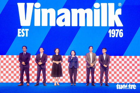 Hơn 700 cửa hàng Vinamilk có hệ thống nhận diện thương hiệu mới - Ảnh 1. Bà Mai Kiều Liên (giữa) cùng dàn lãnh đạo Vinamilk chia sẻ về tầm nhìn, định vị của Vinamilk với bộ nhận diện thương hiệu mới - Ảnh: QUANG ĐỊNH