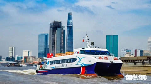 TP.HCM có thêm tuyến du lịch đường thuỷ đi Côn Đảo, Tiền Giang - Ảnh 1. Các tuyến du lịch đường thủy ở TP.HCM rất hút khách - Ảnh: QUANG ĐỊNH