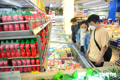 Kinh tế Việt Nam được dự báo tăng trưởng khoảng 5-5,2% trong năm 2023 - Ảnh 1. Doanh thu bán lẻ hàng hóa và dịch vụ trong nửa đầu năm 2023 tăng 10,9% so với cùng kỳ - Ảnh: QUANG ĐỊNH