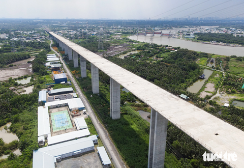 Niềm vui trở lại trên công trường cao tốc Bến Lức - Long Thành sau nhiều năm ‘đứng hình’ - Ảnh 1. Gói thầu J1 của dự án cao tốc Bến Lức - Long Thành do Tổng công ty Đầu tư phát triển đường cao tốc Việt Nam (VEC) làm chủ đầu tư. Gói thầu này đã dừng xây dựng toàn bộ hồi tháng 4-2020 (khi chỉ mới đạt khoảng 77% khối lượng)