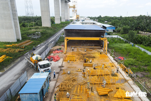 Niềm vui trở lại trên công trường cao tốc Bến Lức - Long Thành sau nhiều năm ‘đứng hình’ - Ảnh 3. Có khoảng 30 kỹ sư, công nhân được huy động đến nhà xưởng và đường dẫn vào công trường để kiểm tra lại tất cả vật dụng và máy móc của gói thầu sau thời gian dài ngừng xây dựng