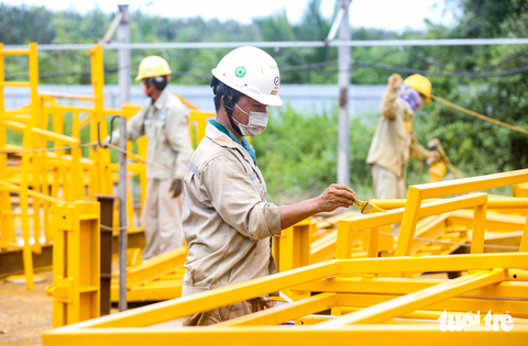 Niềm vui trở lại trên công trường cao tốc Bến Lức - Long Thành sau nhiều năm ‘đứng hình’ - Ảnh 4. Một số vật dụng, giàn giáo bắc cần cẩu bị hoen gỉ do dừng xây dựng lâu ngày đều được vệ sinh và sơn mới để đảm bảo an toàn trong quá trình xây dựng