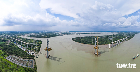 Niềm vui trở lại trên công trường cao tốc Bến Lức - Long Thành sau nhiều năm ‘đứng hình’ - Ảnh 6. Xây dựng cầu dây văng Bình Khánh vượt sông Soài Rạp là một trong những công trình quan trọng của toàn dự án cao tốc Bến Lức - Long Thành