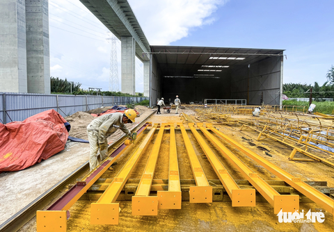 Niềm vui trở lại trên công trường cao tốc Bến Lức - Long Thành sau nhiều năm ‘đứng hình’ - Ảnh 7. Dự án đường cao tốc Bến Lức - Long Thành dài 57,8km (11 gói thầu chính). Hiện nay, 4 gói thầu đã cơ bản hoàn thành, 3 gói thầu đang xây dựng. Còn 4 gói thầu bị các nhà thầu chấm dứt hợp đồng từ năm 2019