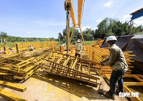 Niềm vui trở lại trên công trường cao tốc Bến Lức - Long Thành sau nhiều năm ‘đứng hình’ - Ảnh 8. Tổng công ty Đầu tư phát triển đường cao tốc Việt Nam (VEC) cho hay đang hoàn thiện hồ sơ trình Bộ Giao thông vận tải phê duyệt, điều chỉnh dự án này và đấu thầu lại 4 gói thầu để thi công đồng loạt