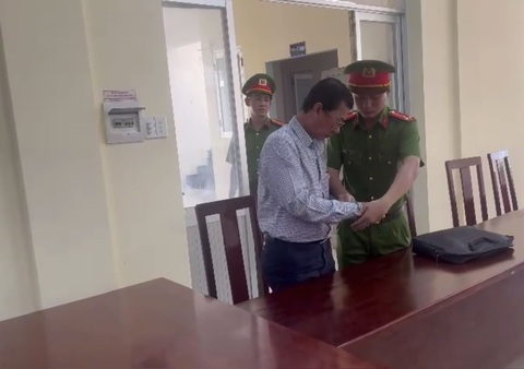 Công an Phan Thiết bắt tạm giam bác sĩ làm giả giấy sức khỏe - Ảnh 1. Công an TP Phan Thiết bắt tạm giam bị can Phạm Văn Linh - Ảnh: CTV
