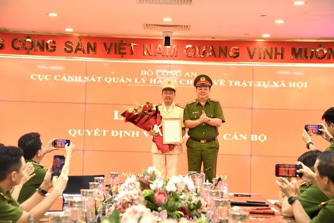 Thượng tá Nguyễn Thành Vĩnh làm Giám đốc Trung tâm dữ liệu quốc gia về dân cư - Ảnh 1. Tân giám đốc Nguyễn Thành Vĩnh (bên trái) nhận quyết định bổ nhiệm từ Cục trưởng C06 Nguyễn Quốc Hùng - Ảnh: C06