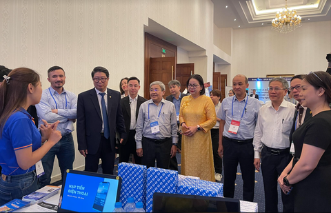 Khách mời tìm hiểu tại gian hàng doanh nghiệp cung cấp dịch vụ chuyển đổi số - Ảnh: ĐỨC THIỆN Khách mời tìm hiểu tại gian hàng doanh nghiệp cung cấp dịch vụ chuyển đổi số - Ảnh: ĐỨC THIỆN