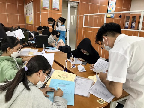 Trường đại học Công nghiệp TP.HCM: 30% ngành có điểm chuẩn xét tuyển sớm tăng - Ảnh 1. Thí sinh nộp hồ sơ đăng ký xét tuyển sớm tại Trường đại học Công nghiệp TP.HCM - Ảnh: T.H