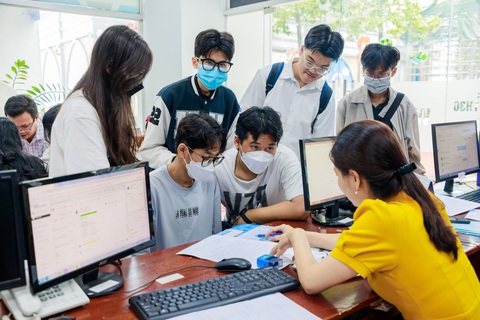 Điểm chuẩn xét tuyển sớm Trường đại học Công Thương TP.HCM giảm - Ảnh 1. Thí sinh nộp hồ sơ đăng ký xét tuyển sớm tại Trường đại học Công Thương TP.HCM - Ảnh: SƠN THÁI