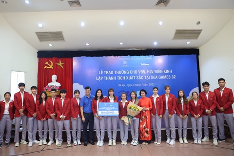Quỹ hỗ trợ tài năng trẻ Việt Nam trao 350 triệu đồng cho Nguyễn Thị Oang và tuyển điền kinh - Ảnh 1. Tuyển điền kinh Việt Nam nhận trao thưởng từ Quỹ hỗ trợ tài năng trẻ Việt Nam - Ảnh: BTC