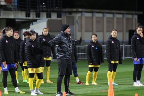 Đến World Cup, đội tuyển nữ Việt Nam tập buổi đầu tiên - Ảnh 2. Các cầu thủ nghe theo hướng dẫn của HLV thể lực trong buổi tập - Ảnh: VFF